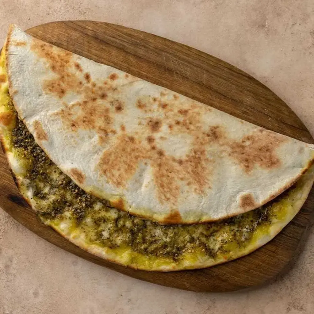 منقوشة جبنة و زعتر